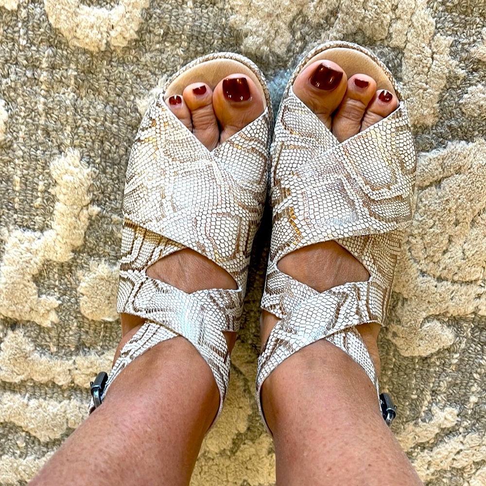 MATISSE Sandals, LIKE NEW, Size 8, Off white/ Gold colors.